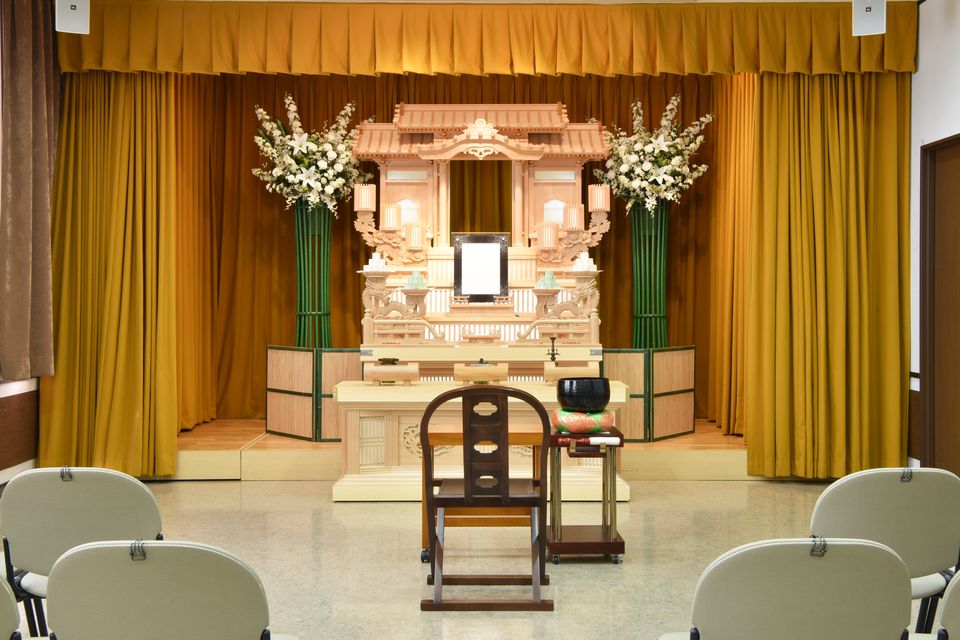 養老：最大30名着席可能の式場となります。祭壇としては白木、白木アレンジ、小規模な生花のご用意があります。ご家族を中心に故人様をお送りするのに最適な式場です。