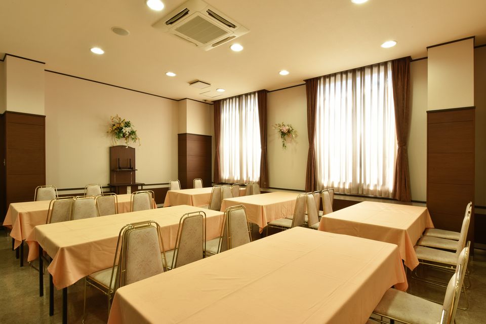食事室：椅子とテーブルのお席で初七日の後、精進落としを召し上がっていただけます。また、初七日だけでなく各種法要のお食事の会場としてもご利用いただけます。