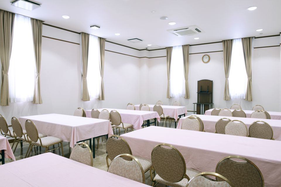 食事室：初七日法要後の精進落としを召し上がっていただくお部屋になります。また各種法要後のお食事にもご利用いただけます。