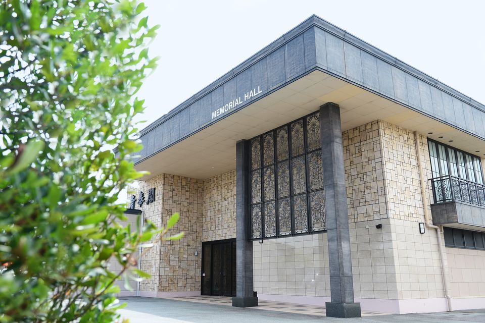 会館全景：式場は2種類あり、1階に約50席の小ホール、2階には約100席の中ホールがございます。