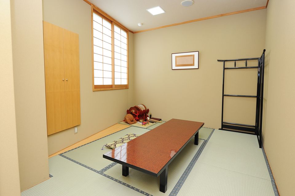 寺院控室：宗教関係者の控室をご遺族様の控室とは別室にてご用意しております。