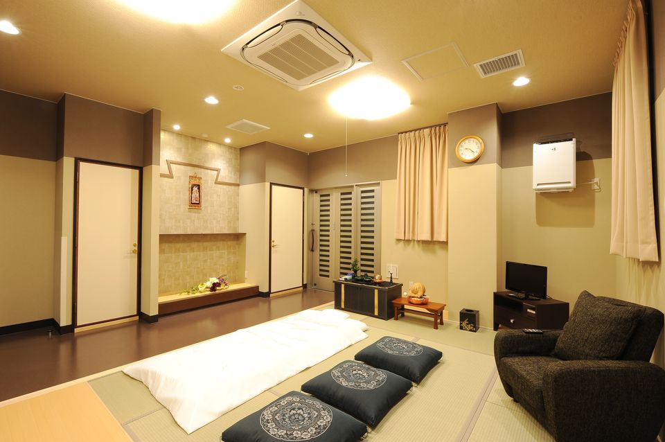 安置室：病院や施設から直接会館へとお入りいただくお部屋になります。宿泊用の寝具もありますのでお泊りいただけます。