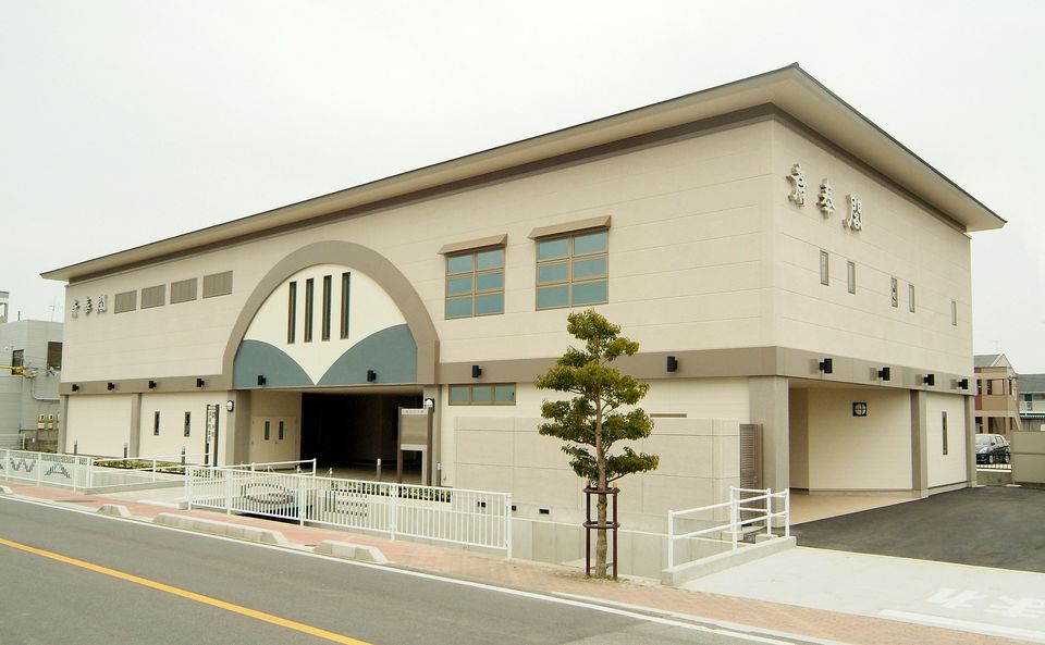 会館全景：可動式のパーテーションを利用して、小規模葬から一般葬までお客様のご要望にお応えします。