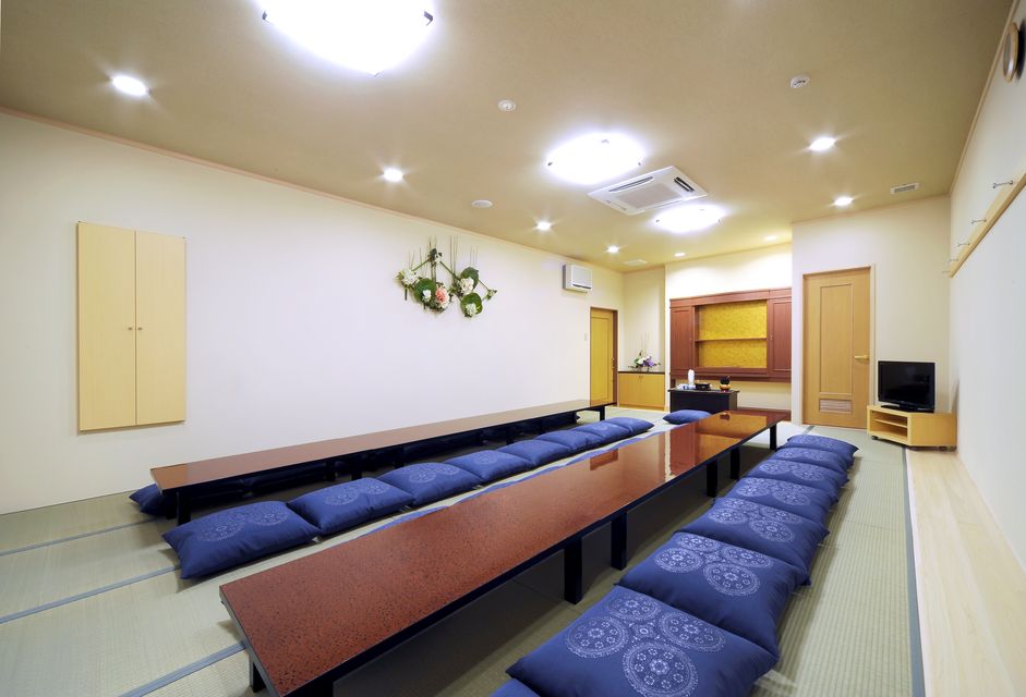 華厳 控室：お部屋には湯呑み、コップ、ポットといった用具は当然の事、宿泊用のお布団 (5組)のご用意、お風呂、トイレ、流し場も備わる設備。また、タオル、アメニティグッズもあり、お通夜から葬儀まで大切な故人と共に過ごせます。