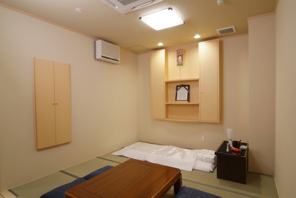 安置室：もしものことが有った時に、病院、施設から直接お入り頂くためのお部屋になります。お布団も二組ご準備しておりますので、故人様とご一緒に過ごして頂くことができます。