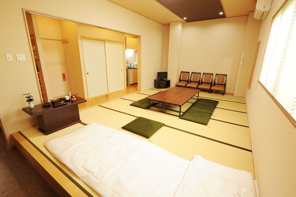 安置室：万が一亡くなられた場合に直接、会館の安置室にお入りいただけるお部屋です。ご自宅の準備や片づけの必要がございません。昨今の住宅事情により、直接、病院などから会館の安置室にお入りいただく方が増えております。