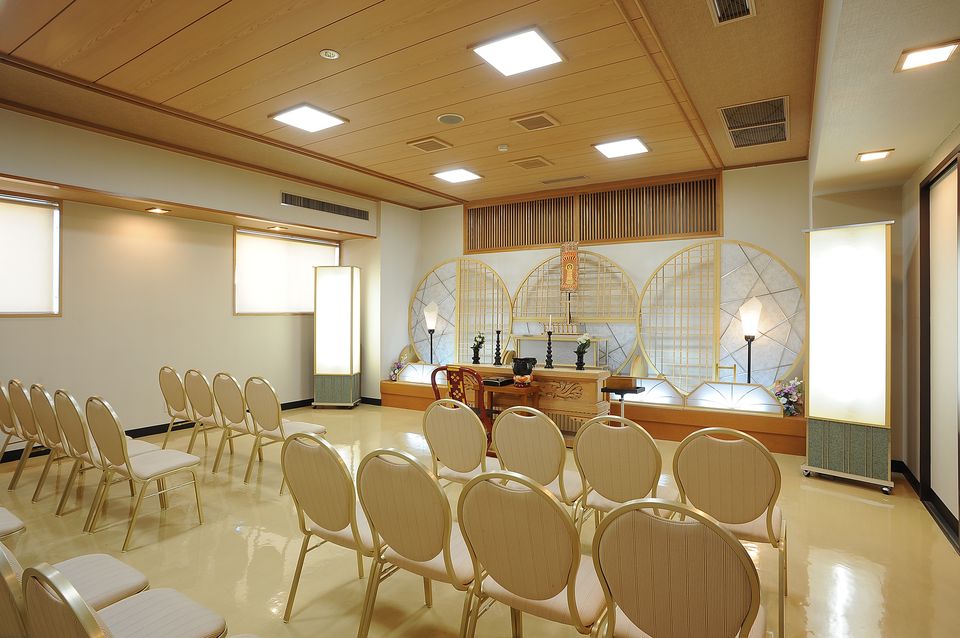 法要室：葬儀当日の初七日法要の式場です。また、以後の四十九日法要、初盆法要、年忌法要も承っております。