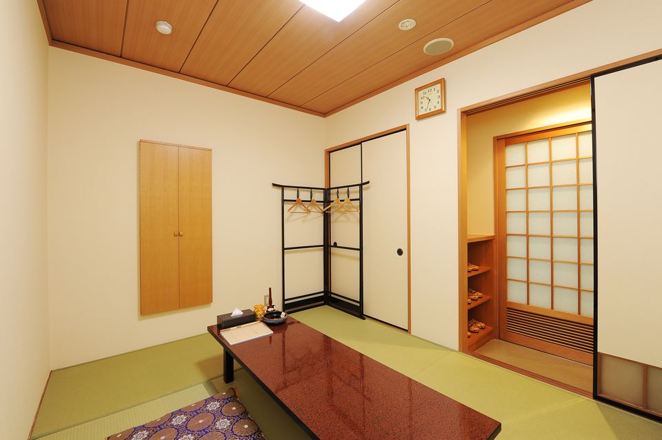 寺院控室：宗教関係者の控室をご遺族様の控室とは別室にてご用意しております。