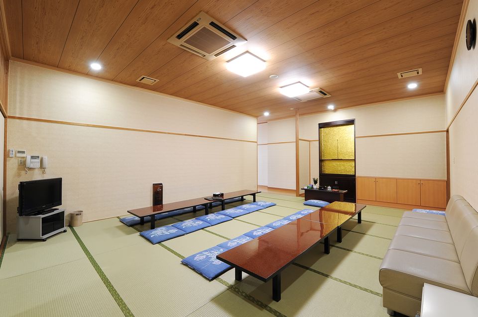 華厳 控室：広々とした和室で故人様と一緒にゆったりとお過ごしいただける空間となっております。冷蔵庫や浴室も完備しており、タオル等のアメニティグッズの用意もございますので快適にご利用いただけます。