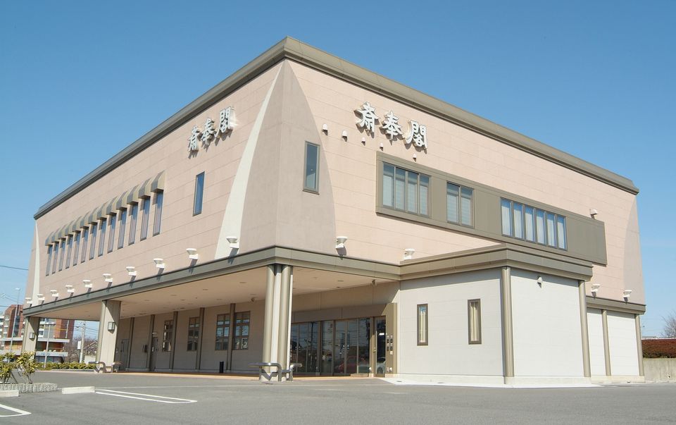 会館全景：30名様以内の家族葬から100名様ほどの一般葬まで幅広いお客様のご要望にお応え致します。