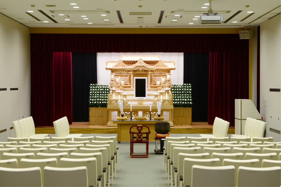 那智・華厳：20席の親族席と70席の一般席をご用意しております。各式場横には親族控室が完備されており、宿泊していただく事が可能です。（布団も5組完備）祭壇も白木・花・オリジナル祭壇とお客様のご要望に合わせて選んでいただけます。
