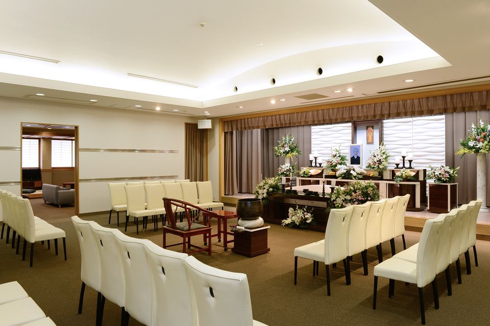 養老：親族席20席、一般席30席をご用意しております。鈴鹿中央斎奉閣オリジナル祭壇で、従来からある白木祭壇とは違ったやわらかい雰囲気を演出しております。