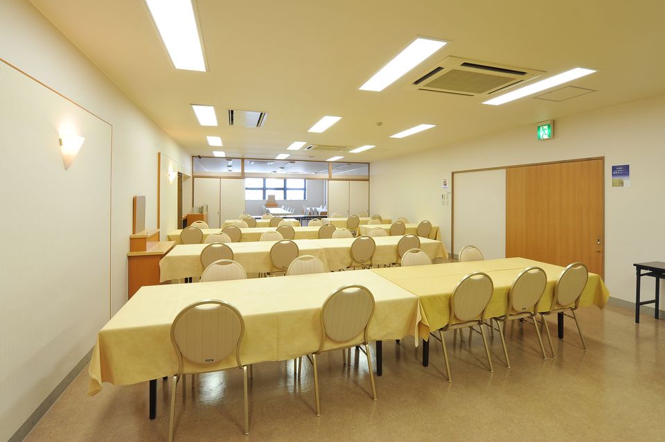 食事室：法要後の食事も会館にてお召しあがりくださいませ。厨房が完備されているので温かいお食事をその場でご提供いたします。