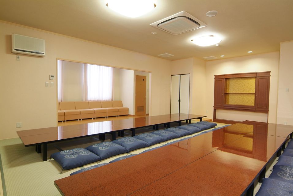 那智控室：お通夜終了後に休憩して頂ける広々としたお部屋です。宿泊用のお布団（5組）やお風呂もございます。湯呑やポット、冷蔵庫など取り揃えていますのでごゆっくりおくつろぎいただけます。