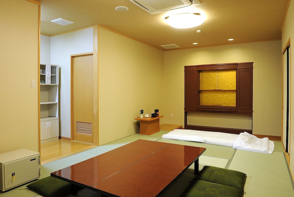 安置室：もしもの事が有った時に、病院、施設から直接会館にお入りいただくお部屋です。宿泊用のお布団もあるので、故人様と一緒に過ごす事ができます。