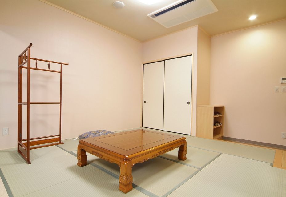 寺院控室：お勤めをいただく、宗教関係者の控室も別室にて用意しております。