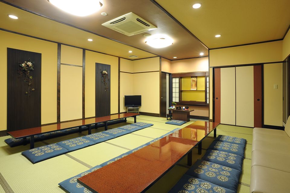 遺族控室：通夜、葬儀当日のご遺族、ご親戚の方々の控室です。冷暖房設備、浴室、寝具、アメニティグッズなども完備しておりますので、快適に宿泊していただけます。