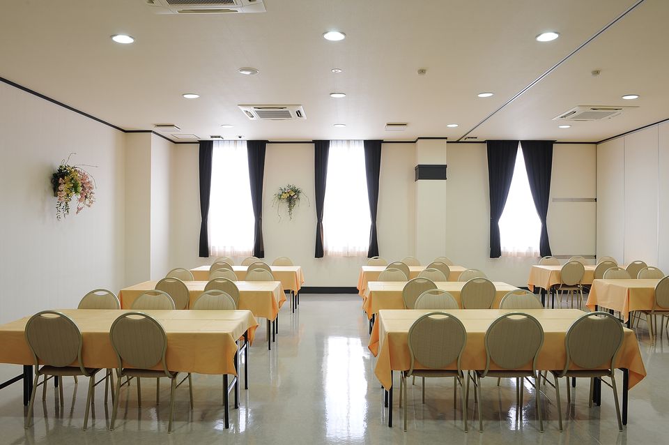 食事室：初七日法要後の御食事（精進落とし）も斎奉閣にお任せください。他店に移動する必要が無く、ご親戚の方々とゆっくりとお召し上がりいただけます。