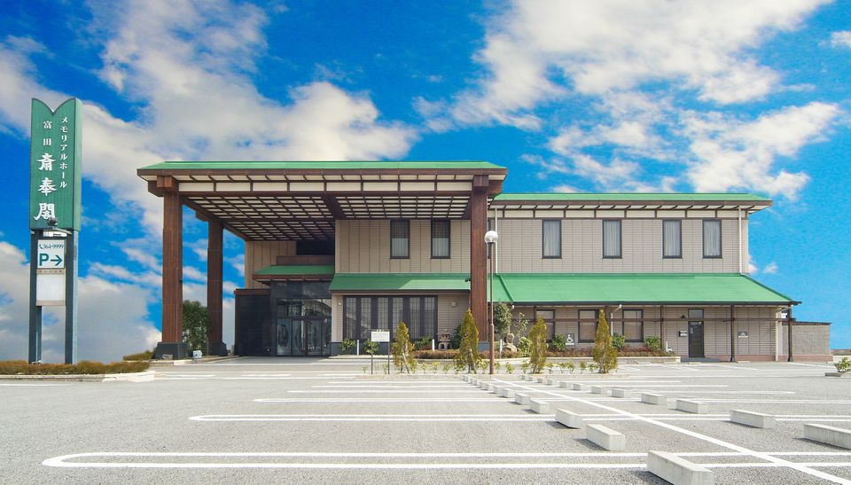会館全景：駐車場も約100台完備しております。多数のご参列者が来られても安心です。