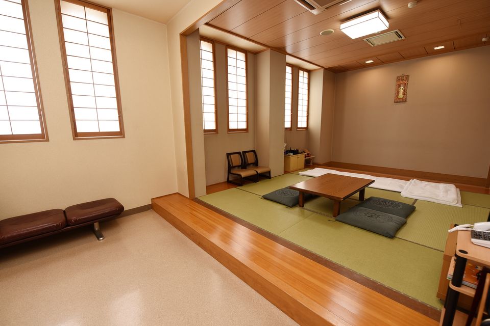 安置室：病院や施設から直接会館へとお入りいただくお部屋になります。宿泊用の寝具もありますのでお泊りいただけます。