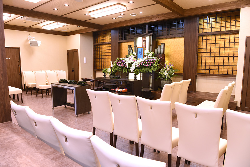 藍（式場）：約30席の家族葬専用ホールとなります。落ち着いた和風形式でゆったりとした心温まるお葬式をすることができます。