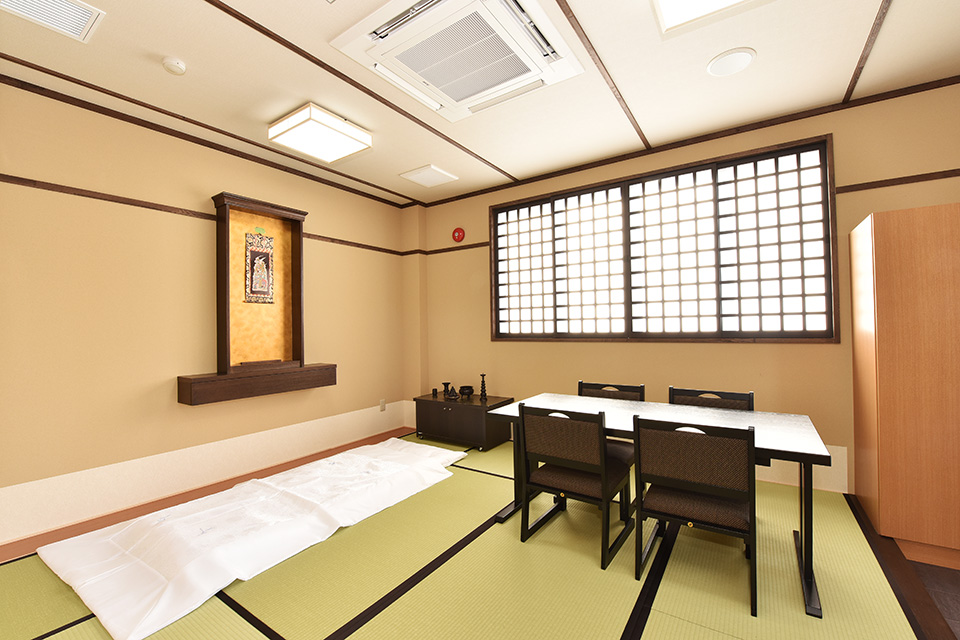 安置室：お亡くなりになった際、病院や施設から直接会館へお入りいただくためのお部屋となります。宿泊用のお布団も2組ありますので、故人様と一緒に過ごすことができます。