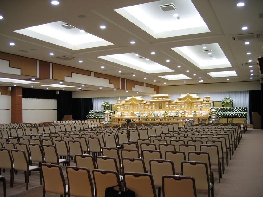 大ホール：最大400名様まで収容可能な県下最大の葬祭会場です。多数の参列にも十分対応できる会場なので、社葬、お別れの会も行う事ができます。