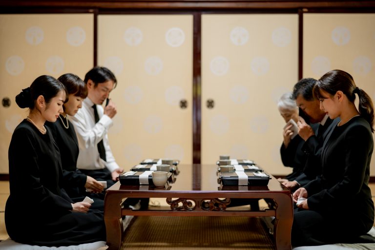 家族葬と一日葬の違いは？費用や流れについて徹底解説