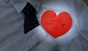 悲嘆反応とは？プロセスや期間を解説｜つらさを少しずつ和らげる対処法も