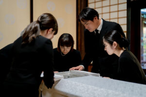 家族の葬儀で押さえておきたいことを丸ごとチェック｜費用・香典・服装など
